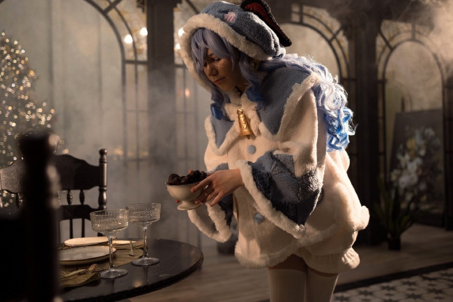 Обои картинки фото девушки, anya rainbow, костюм, образ, ёлка, стол, посуда