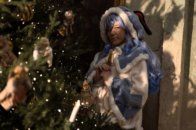 Обои картинки фото девушки, anya rainbow, костюм, образ, ёлка