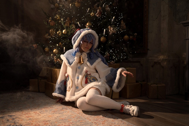 Обои картинки фото девушки, anya rainbow, костюм, образ, ёлка, коробки, пол