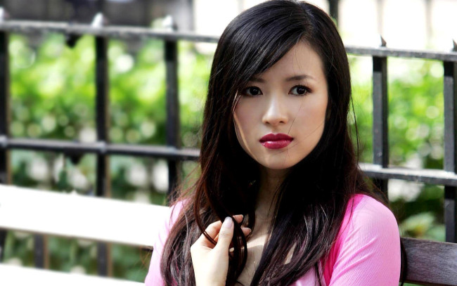 Обои картинки фото девушки, zhang ziyi, брюнетка, азиатка, лицо, ограда