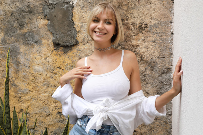 Обои картинки фото девушки, lana lane, блондинка, майка, улыбка