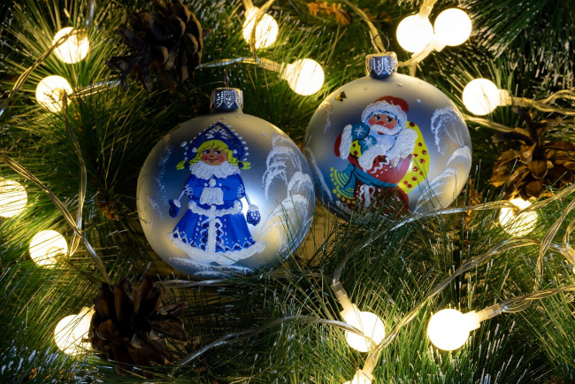 Обои картинки фото праздничные, украшения, шары, ёлка, гирлянда
