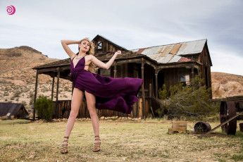 Картинка scarlett+sage девушки девушка женщина блондинка светловолосая сексуальная модель звезда позирует разная обувь верхняя стильная одежда нижнее эротическое бельё трусы лифчик колготки чулки аксессуары макияж и множество элементов на фотографии upskirt платье короткое задралось приподняла трусики тень вид спереди