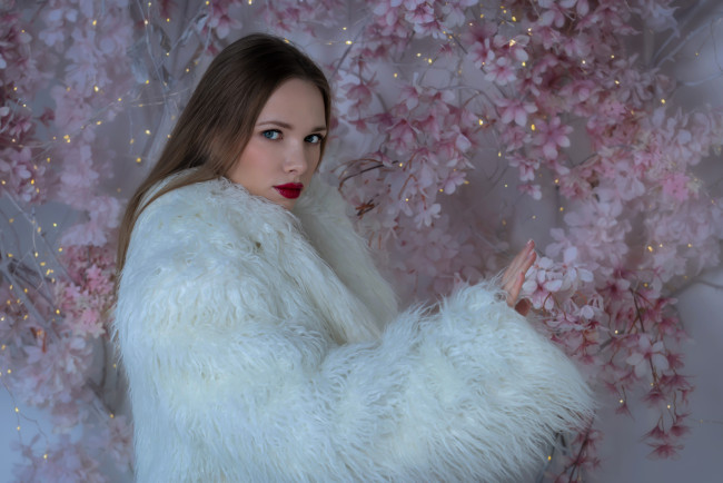 Обои картинки фото красивая девушка, девушки, - лица,  портреты, девушка, женщина, шатенка, темноволосая, сексуальная, модель, звезда, позирует, попа, грудь, ножки, разная, обувь, верхняя, стильная, одежда, нижнее, эротическое, бельё, трусы, лифчик, колготки, чулки, аксессуары, макияж, и, множество, элементов, на, фотографии