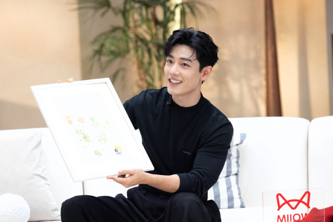 Обои картинки фото мужчины, xiao zhan, актер, свитер, диван, плакат