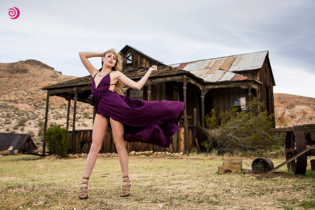 Обои картинки фото scarlett sage, девушки, девушка, женщина, блондинка, светловолосая, сексуальная, модель, звезда, позирует, разная, обувь, верхняя, стильная, одежда, нижнее, эротическое, бельё, трусы, лифчик, колготки, чулки, аксессуары, макияж, и, множество, элементов, на, фотографии, upskirt, платье, короткое, задралось, приподняла, трусики, тень, вид, спереди