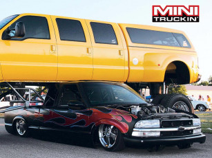 Картинка автомобили выставки уличные фото