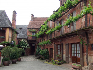 Картинка города здания дома зелень балконы дворик