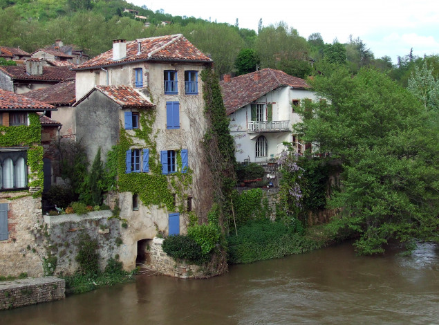 Обои картинки фото города, здания, дома, река, домв, деревья