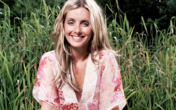 Картинка Louise+Redknapp девушки   улыбка блузка