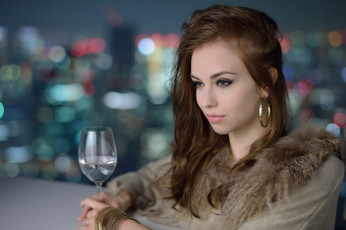 Картинка девушки -unsort+ брюнетки +шатенки лицо прическа серьги взгляд бокал