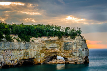 Картинка природа побережье лес арка скалы океан