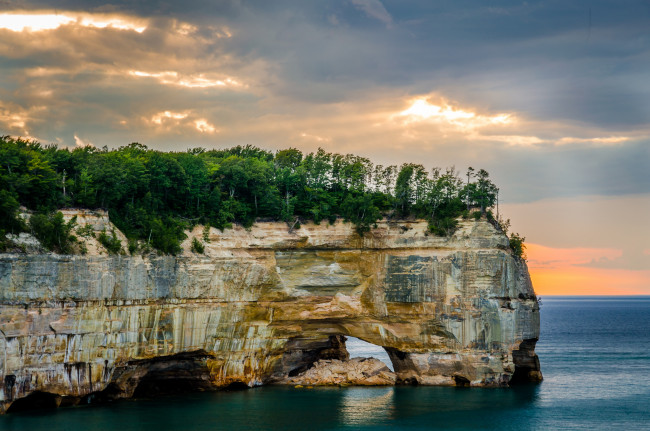 Обои картинки фото природа, побережье, лес, арка, скалы, океан