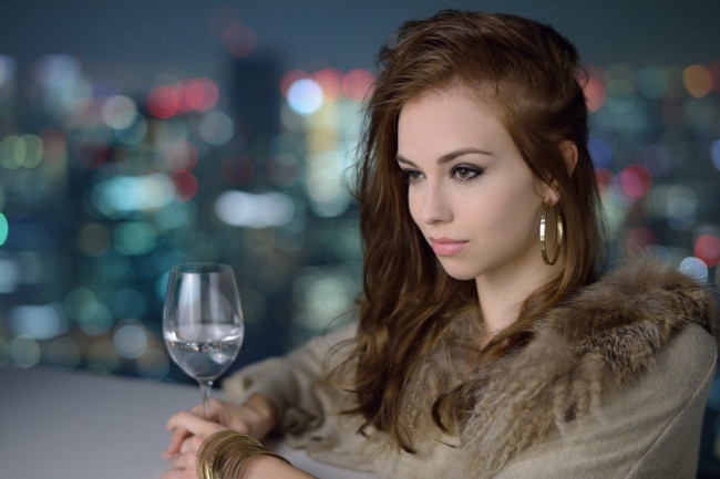 Обои картинки фото девушки, -unsort , брюнетки,  шатенки, лицо, прическа, серьги, взгляд, бокал