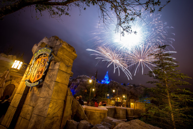 Обои картинки фото города, диснейленд, фейерверк, парк, ночь