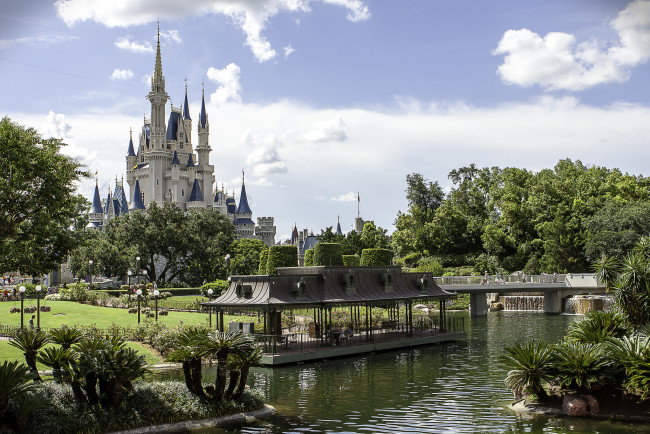 Обои картинки фото города, диснейленд, река, замок, павильон, парк