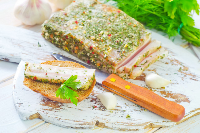 Обои картинки фото еда, мясные блюда, специи, бутерброд, хлеб, сало, мясо