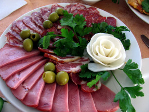 Картинка еда колбасные+изделия ассорти колбаса ветчина маслины петрушка