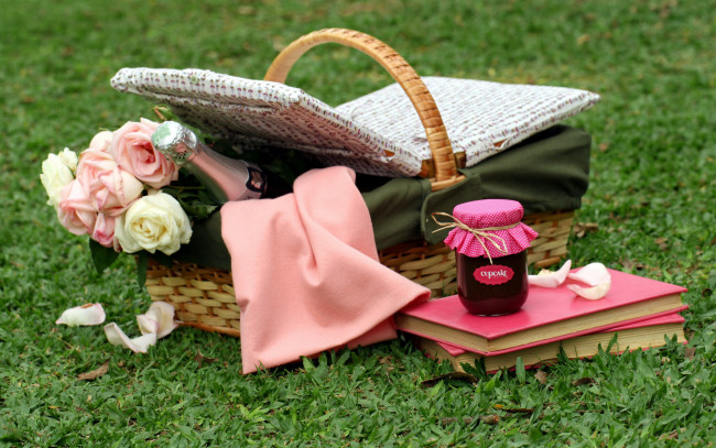 Обои картинки фото еда, разное, пикник, шампанское, варенье, лужайка, корзинка, книги