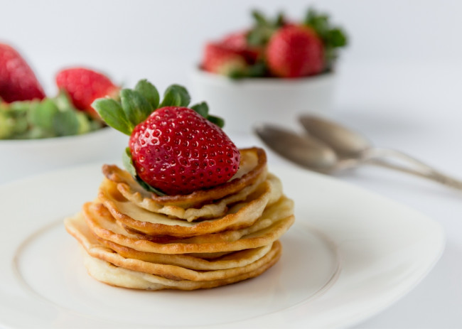 Обои картинки фото еда, блины,  оладьи, оладьи, клубника