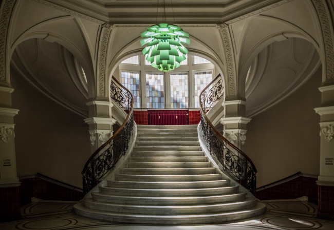 Обои картинки фото интерьер, - другое, здание, лестница, люстра, перила, окно, ступени