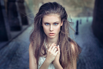 Картинка девушки -+лица +портреты бусы шатенка жест