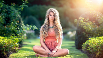 Картинка девушки -+блондинки +светловолосые парк блондинка локоны поза