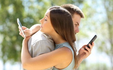 Картинка разное мужчина+женщина парень девушка объятие телефоны