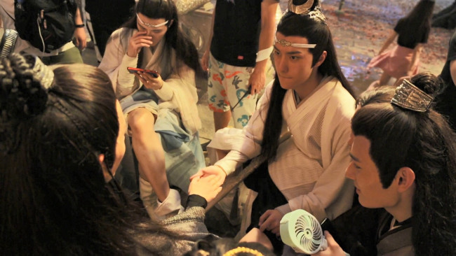 Обои картинки фото разное, знаменитости, актеры, костюмы, отдых, игра, ладошки