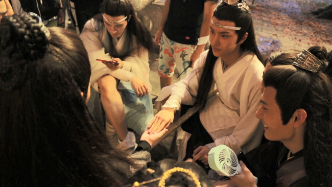 Обои картинки фото разное, знаменитости, актеры, костюмы, отдых, игра, ладошки