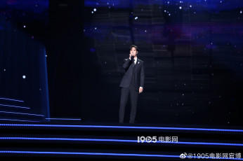 Картинка мужчины wang+yi+bo актер костюм сцена микрофон