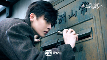 Картинка кино+фильмы psych-hunter парень фонарик щель дверь