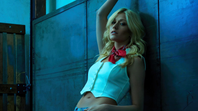Обои картинки фото девушки, katherine mcnamara, блондинка, топ, шкаф