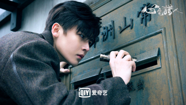 Обои картинки фото кино фильмы, psych-hunter, парень, фонарик, щель, дверь