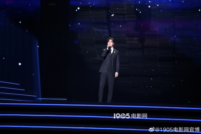 Обои картинки фото мужчины, wang yi bo, актер, костюм, сцена, микрофон