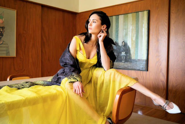 Обои картинки фото девушки, nina dobrev, актриса, брюнетка, платье, стол, картины