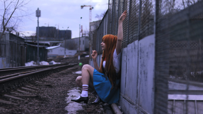 Обои картинки фото девушки, tenletters, образ, косплей, наряд, рыжая, рельсы, здания