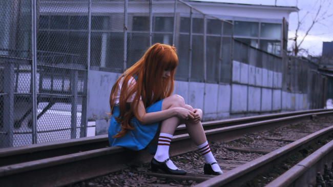 Обои картинки фото девушки, tenletters, образ, косплей, наряд, рыжая, рельсы, здания