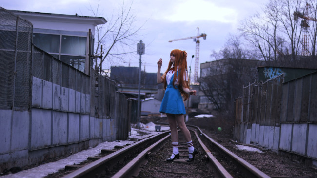 Обои картинки фото девушки, tenletters, образ, косплей, наряд, рыжая, рельсы, здания