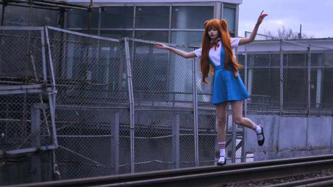 Обои картинки фото девушки, tenletters, образ, косплей, наряд, рыжая, рельсы, здания