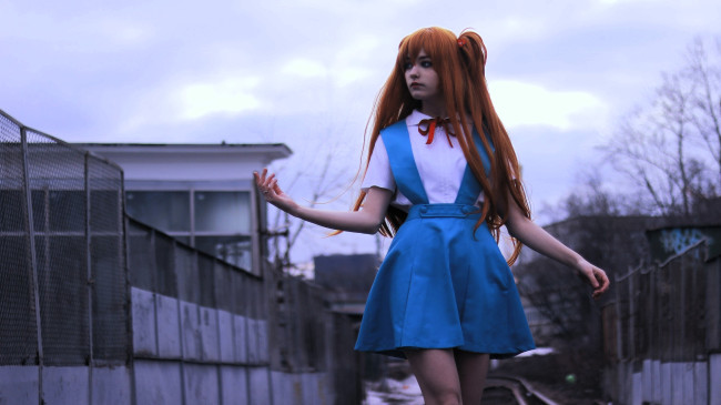 Обои картинки фото девушки, tenletters, образ, косплей, наряд, рыжая, рельсы, здания