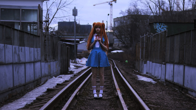 Обои картинки фото девушки, tenletters, образ, косплей, наряд, рыжая, рельсы, здания