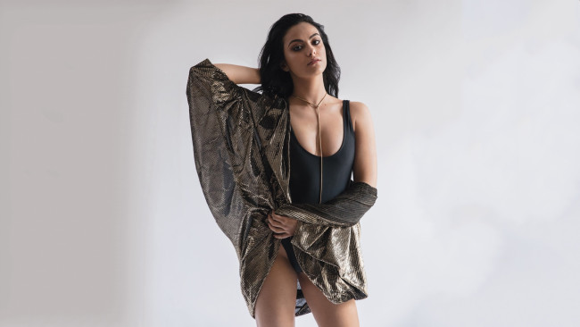 Обои картинки фото девушки, camila mendes, брюнетка, поза, купальник