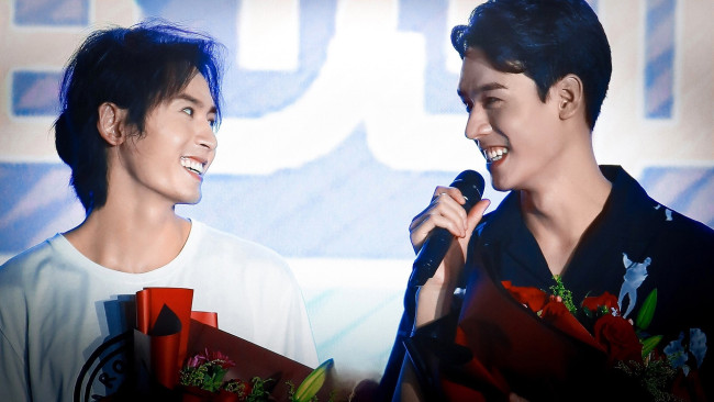 Обои картинки фото разное, знаменитости, gong, jun, актеры, сцена, смех, цветы