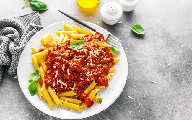 Обои картинки фото еда, макароны,  макаронные блюда, паста, соус, базилик