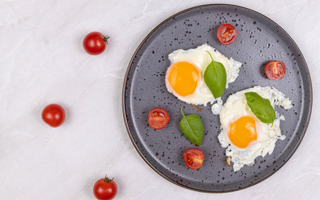 Обои картинки фото еда, яичные блюда, базилик, глазунья, помидоры
