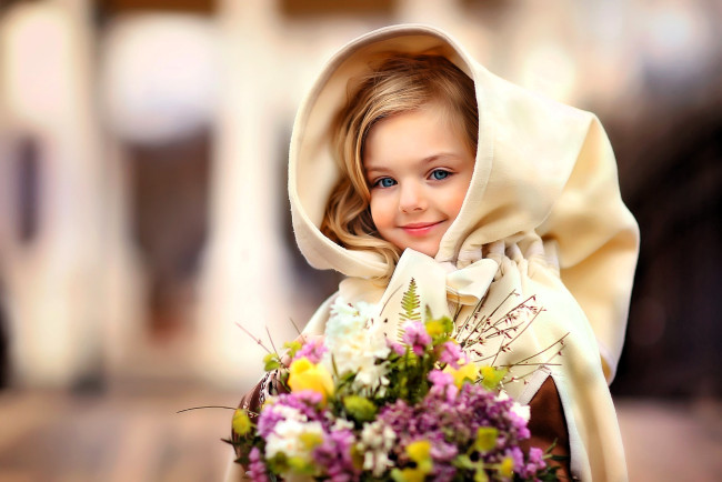 Обои картинки фото разное, дети, девочка, лицо, капор, цветы, букет