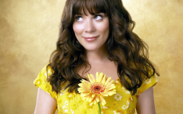 Картинка Anna+Friel девушки   гербера