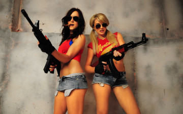 Картинка Rosie+Jones девушки   сигара очки автоматы