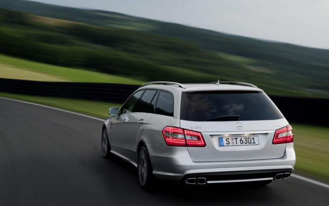 Обои картинки фото автомобили, mercedes-benz, серый, дорога, скорость, поля, трасса, mercedes, шоссе